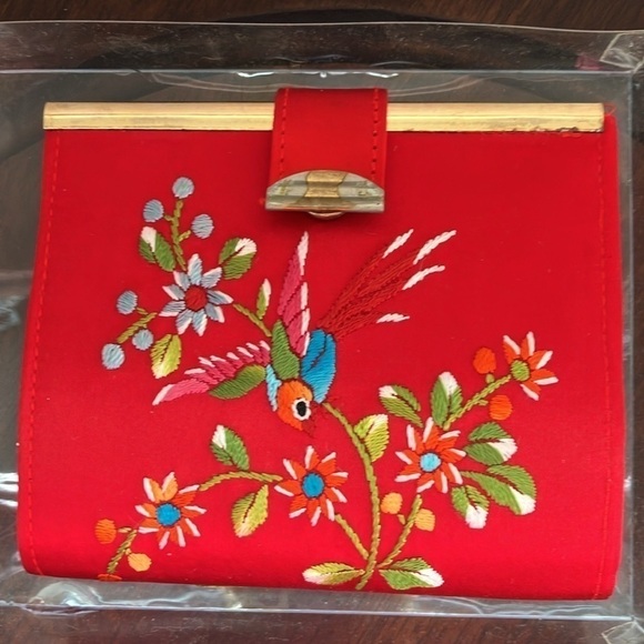 Vintage: HATO HASI Embroidered Red Silk Bi-Fold Wallet - Picture 2 of 10